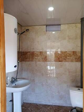 Гостевой дом Baba nikolozi Mazeri Четырехместный номер с общей ванной комнатой-1